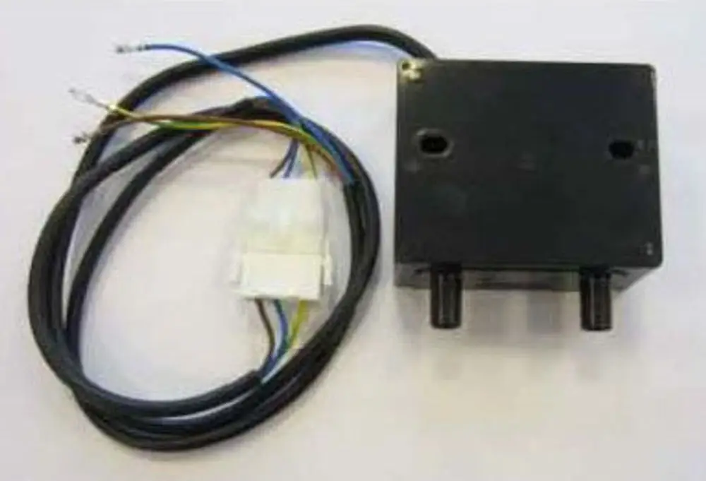 Elektronisches Bauteil mit Kabeln und Stecker, das zur Zündung in Heizungsanlagen von Remeha verwendet wird. Das Produkt zeigt Anschlüsse und zwei Ausgänge.